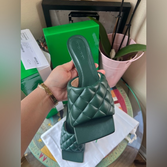 SOLD🤍🌸 FINAL SALE💚no offers BOTTEGA VENETA pibe green padded sandals 🌸 - Picture 4 of 13